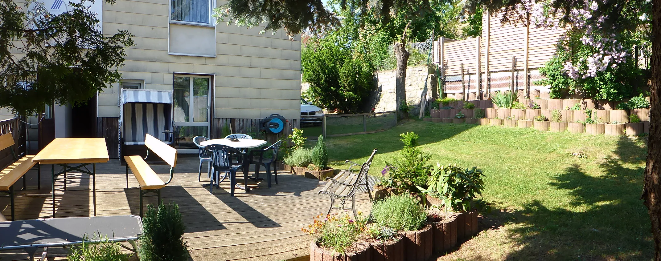 Terrasse und Garten der Pension Anker mit Sitzgruppe