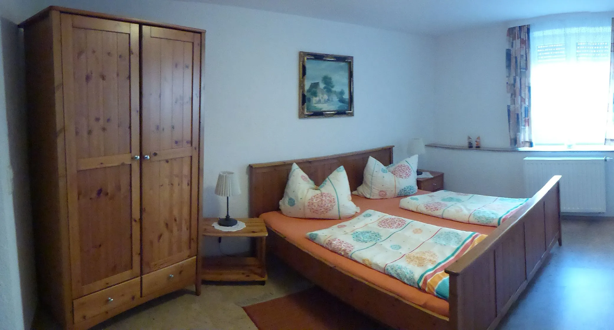 Doppelzimmer der Pension Anker mit warmem Holzmobiliar