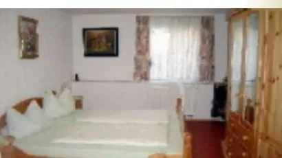 Helles Zimmer mit Massivholzbetten